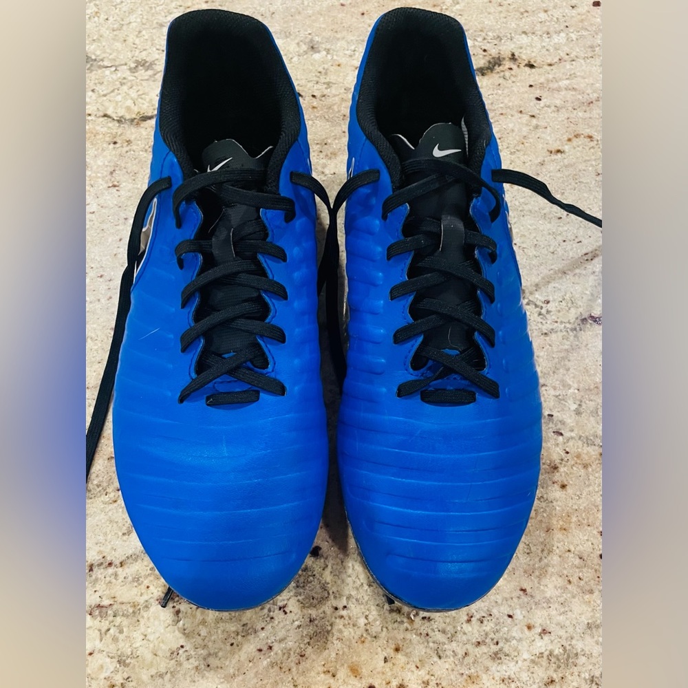 nike tiempo mens soccer cleats size 9.5